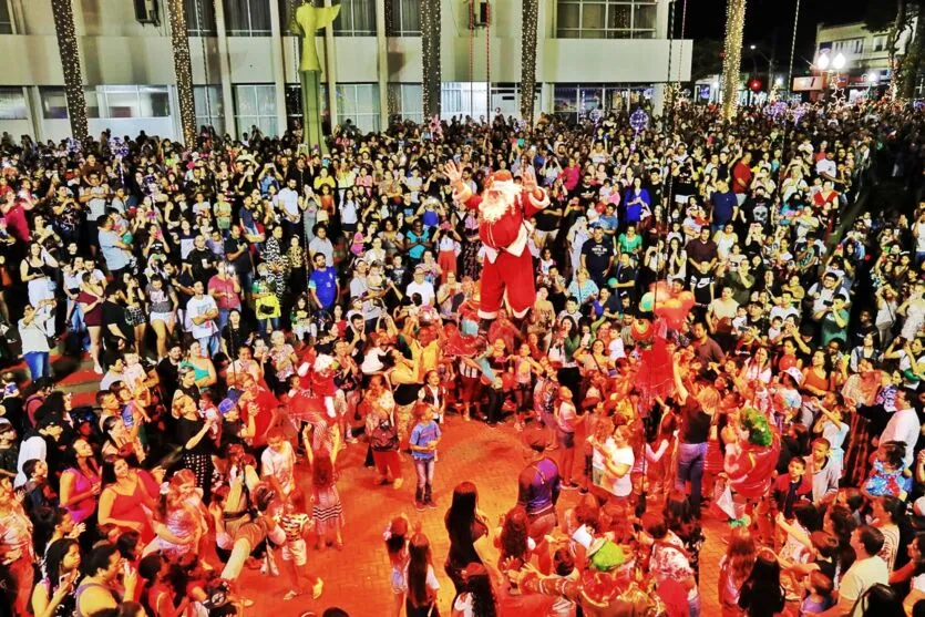 O Bom Velhinho foi recebido ao som de clássicos natalinos, com apoio do balé aéreo do Circo Tangará