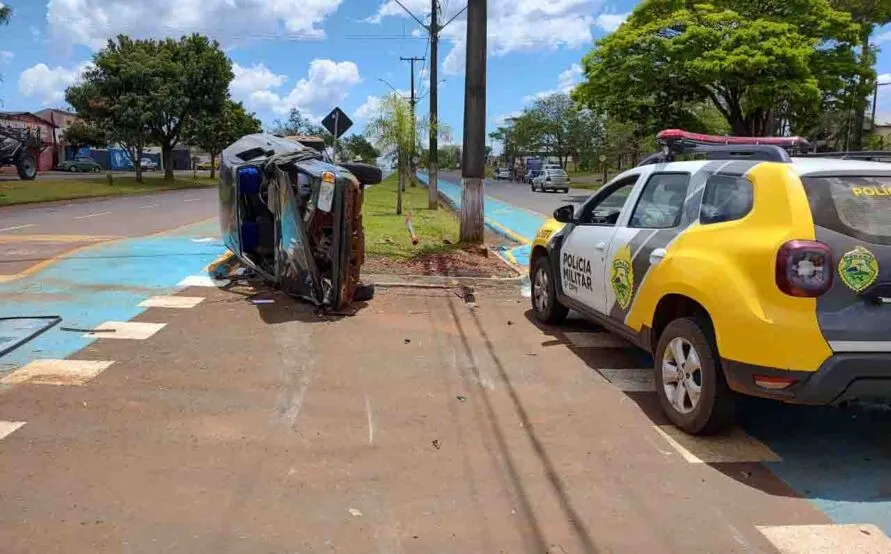 O acidente de trânsito foi por volta das 13 horas e envolveu um VW Gol que capotou, após colidir contra um Monza