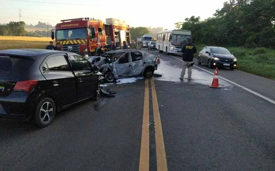 O condutor do Prisma morreu no local e a passageira foi socorrida em estado grave