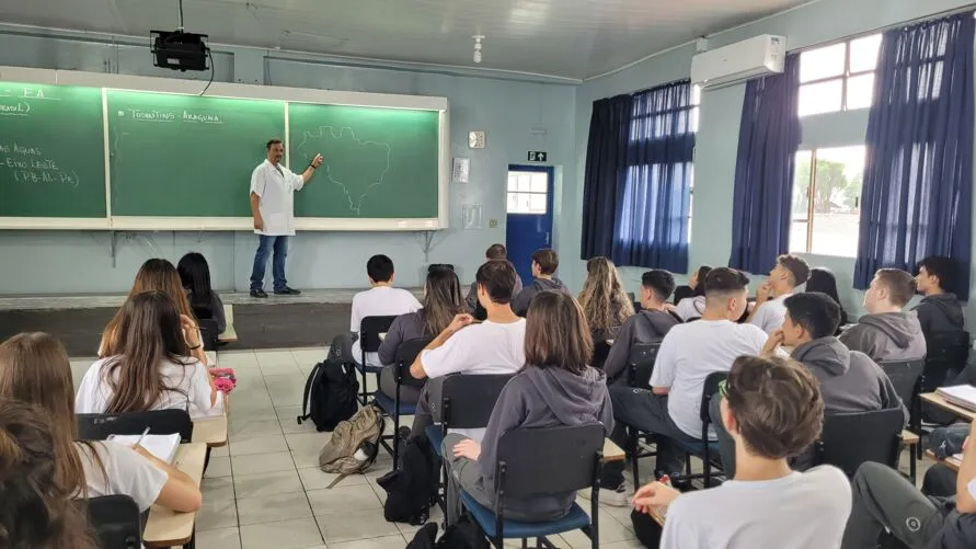 O fim do ano se aproxima e as escolas da rede privada começam a definir o reajuste no preço da mensalidade