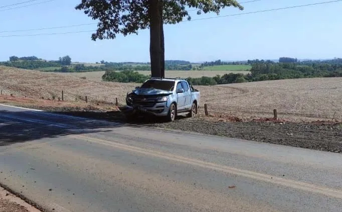 O motorista da camionete S-10 tentou fugir a pé, mas acabou contido pelos policiais