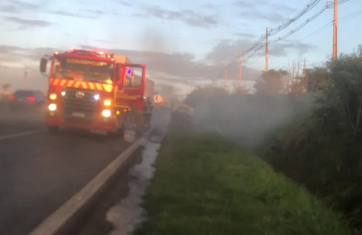 O profissional estava tentando arrumar o veículo, porém,  a região do tanque de combustível começou a pegar fogo