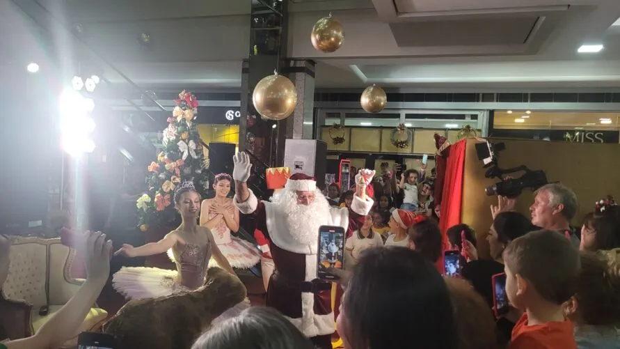 O público se fez presente na recepção do Papai Noel e da Mamãe Noel