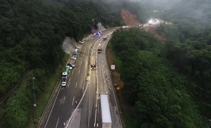 O tráfego foi liberado em pista simples