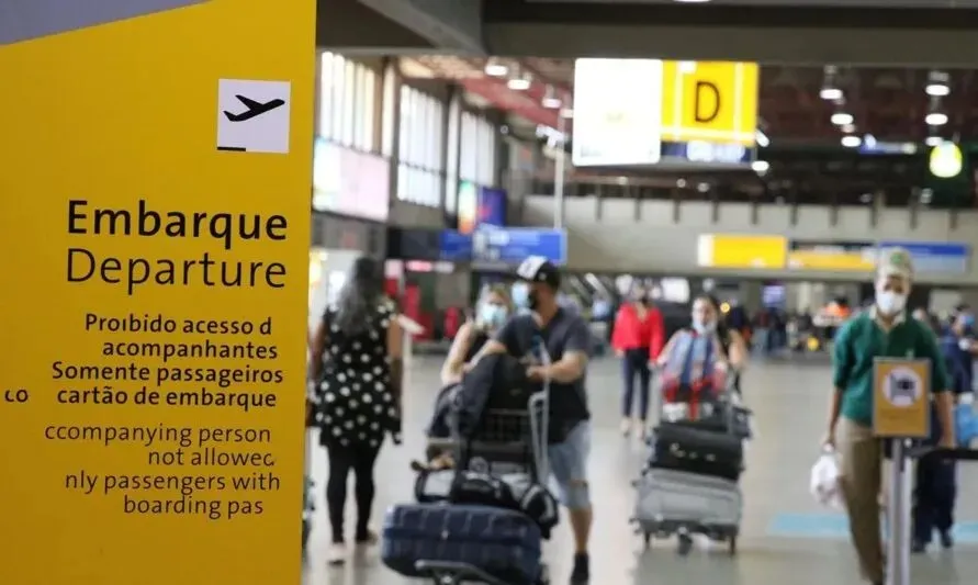 O uso de máscaras faciais volta a ser obrigatório em aeroportos e aviões a partir de hoje (25)