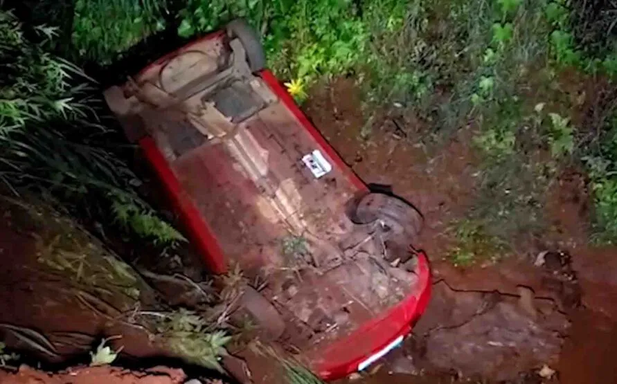 O veículo caiu em um barranco com aproximadamente cinco metros.