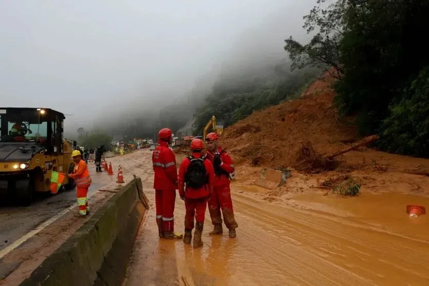 Os deslizamentos interditaram a BR 376 na segunda-feira (28)m causando duas mortes