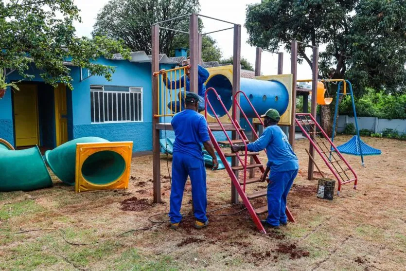 Para preparar a área de lazer, o município realizou o serviço de terraplanagem e plantio de grama no quintal da entidade