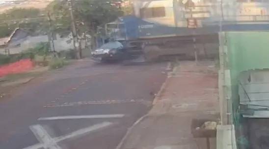 Pela gravação, é possível perceber que o motorista do veículo atravessa e é atingindo pela locomotiva