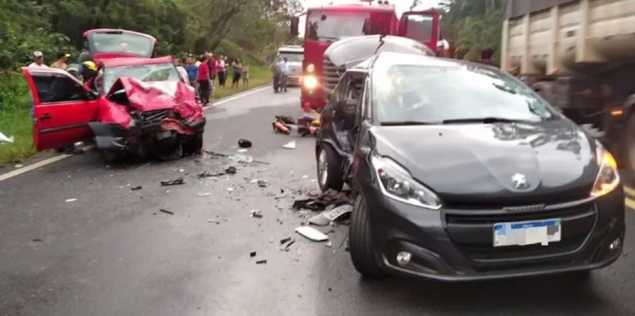 Segundo PRF, um dos carros atravessou a pista e acabou atingido veículo que seguia no sentido contrário, no domingo (13).