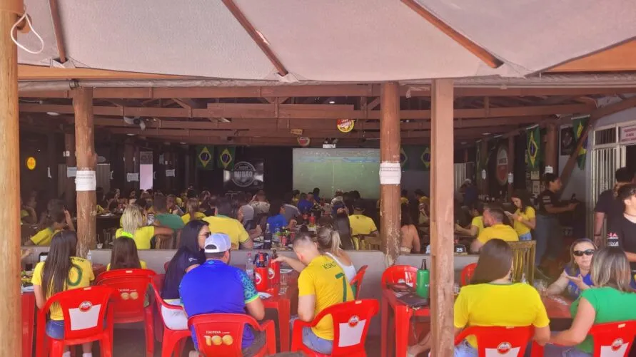 Torcida lota bares da Oswaldo Cruz para o jogo Brasil x Suiça