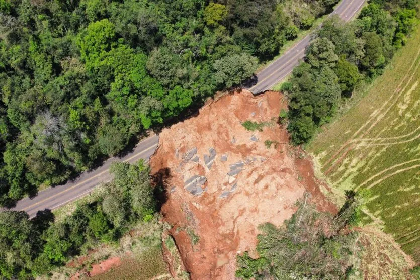 Trecho da PR-182 , em Salgado Filho, vai ser recuperado depois do deslizamento registrado em outubro, após fortes chuvas