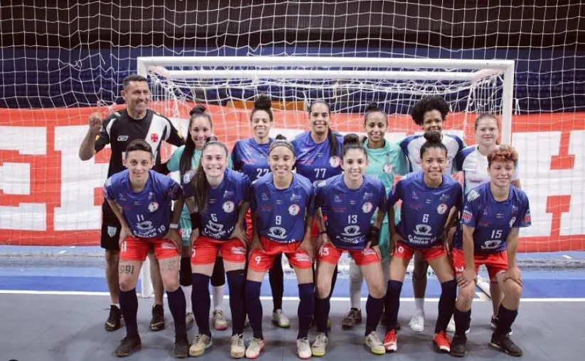 Um ginásio lotado, com uma torcida vibrante empurrando o time feminino de futsal de Apucarana