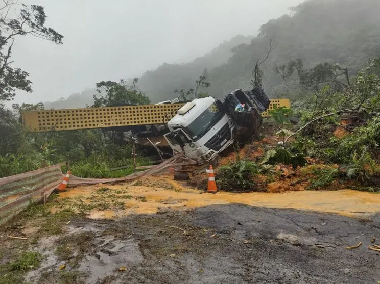 Um grande deslizamento de terra foi registrado na noite de segunda-feira (28) no km 669 da BR-376, principal rodovia que liga o Paraná a Santa Catarina