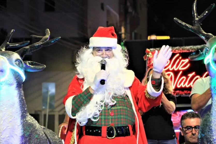 a Caravana do Papai Noel percorreu a Avenida Arapongas – saindo próximo ao posto Trabuco, seguindo até a Estação Cultural Milene