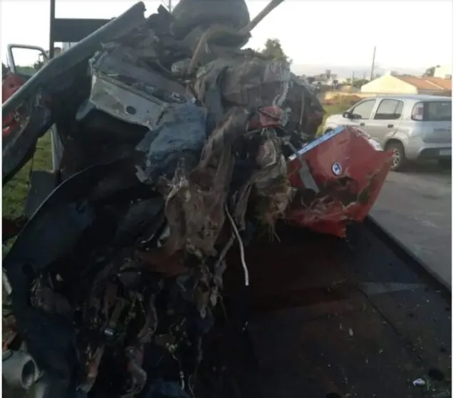 vítima era passageira de um Fiat Siena que bateu contra um trem, nas proximidades de uma ponte entre as ruas Rui Barbosa e Carlos Drummond de Andrade