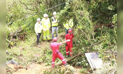 Equipes interligam frentes de trabalho e removem mais uma carreta
