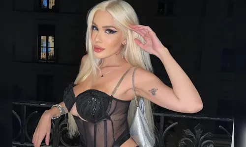 Ex de Militão vai à Farofa da Gkay e cumpre promessa de beijar muito