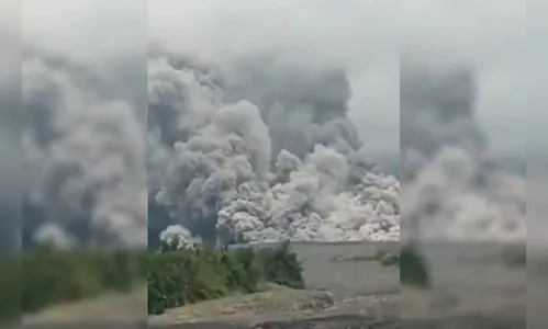 Vulcão entra em erupção na Indonésia e deixa população em alerta; veja