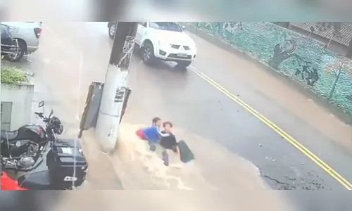 Vídeo: Motoboys salvam crianças arrastadas por enxurrada em SP