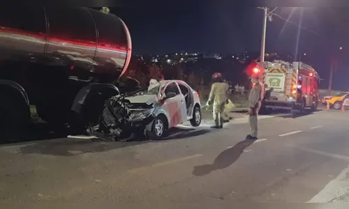 Motorista fica em estado grave após bater em traseira de caminhão