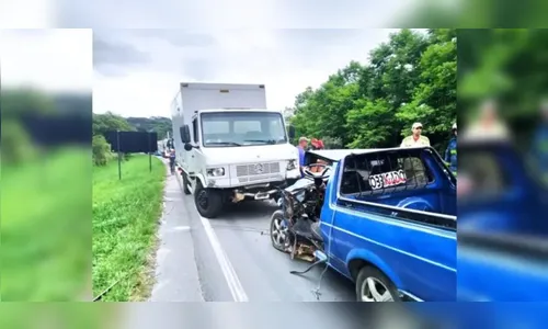 Carro colide contra caminhão após bandeira do Brasil se soltar do capô