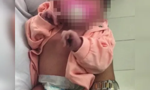 Bebê é encontrada entre privada e lixeira de banheiro de shopping