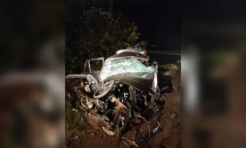 Dois jovens morrem em acidente entre carros na PR-486