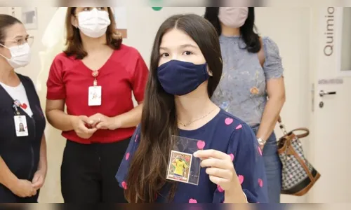 Menina encontra figurinha rara de Neymar e faz doação para hospital