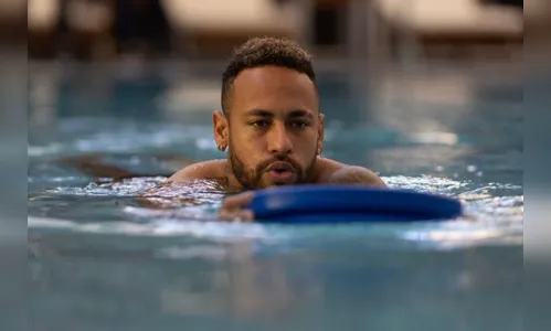 Neymar treina em piscina e diz estar 'zerado' após lesão