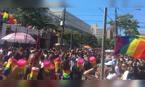 Mulher cai de trio elétrico e morre na Parada da Diversidade