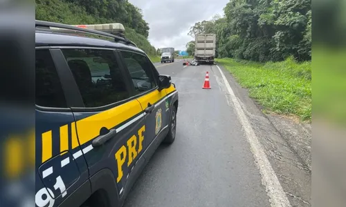 Motociclista de 24 anos morre após bater em caminhão parado no PR