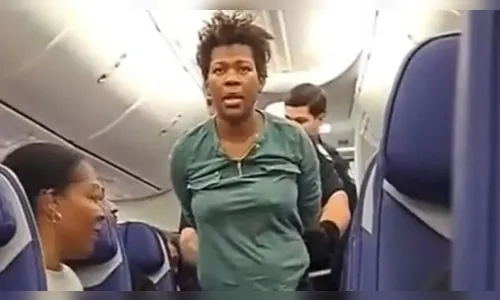 Passageira é presa por tentar abrir porta de avião durante voo