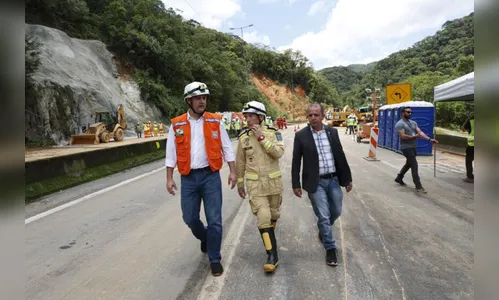 Governador Ratinho Junior visita área do deslizamento na BR-376