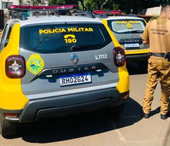 A polícia constatou várias perfurações por arma de fogo no muro da residência e na parede