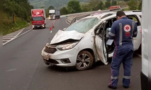 Paciente morre após carro da saúde capotar na BR-376
