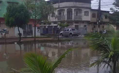 A rodovia BR-101, principal rota rodoviária do Espírito Santo, está interditada em dois pontos