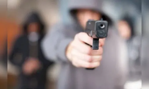 Dono de bar é assaltado a mão armada e amarrado sem roupas a árvore