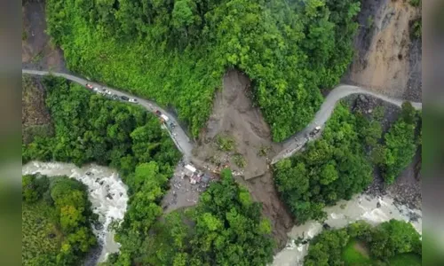 Deslizamento soterra ônibus e causa a morte de 27 pessoas; vídeo