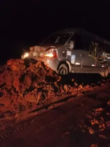 A van bateu contra um monte de terra colocado sobre a rodovia BR 153, em União da Vitória