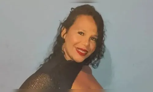 Mulher sofre disparo acidental ao posar para foto com arma e morre