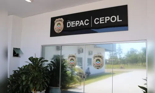 Homem foge de cárcere depois de ser agredido e esfaqueado pelo marido