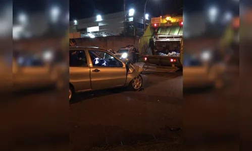Coletor de lixo tem pernas prensadas após caminhão ser atingido no PR