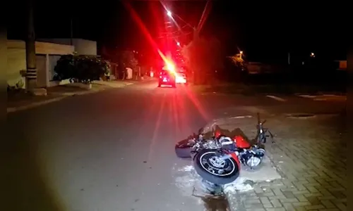 Motociclista fica gravemente ferido após bater em caçamba de entulho
