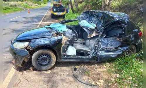Carro sai da pista na PR-218, bate em árvore e mata jovem de 18 anos