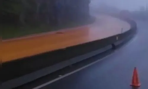 Barreiras da BR-277 cedem e interditam via; imagens mostram bloqueio