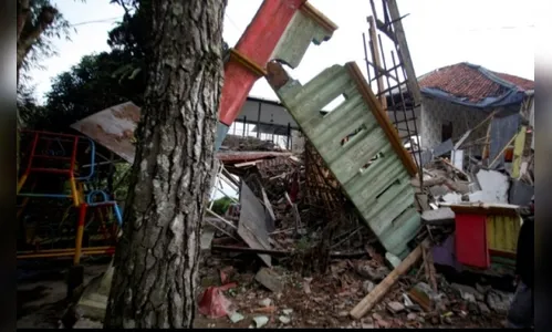 Sobe para 252 número de mortos em terremoto na Indonésia