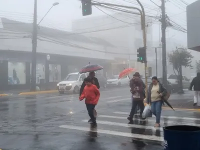 Alto volume de chuvas tem causado estragos no Paraná, como o deslizamento na BR-376 e alagamentos no Litoral