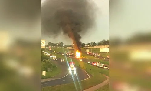 Vídeo: ônibus de turismo pega fogo na BR-369, em Cambé