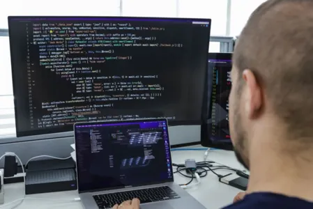 As bolsas de estudo são para cursos na área de tecnologia para capacitar pessoas em TI